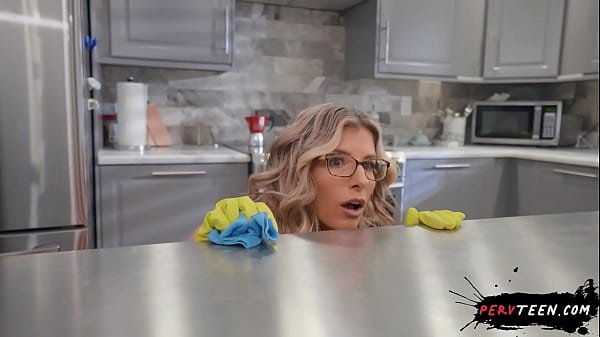 La Mamá de mi Novia me la Chupa a Escondidas Bajo la Mesa